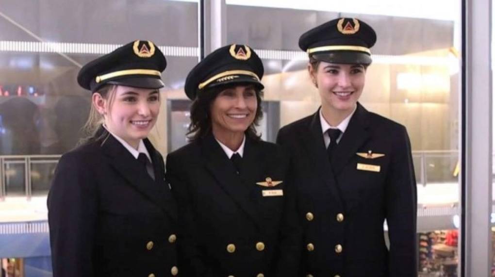 La comandante Wendy Rexon y sus hijas Kelly y Kate forman parte del pequeño grupo de mujeres certificadas como pilotos por la Administración Federal de Aviación de Estados Unidos.