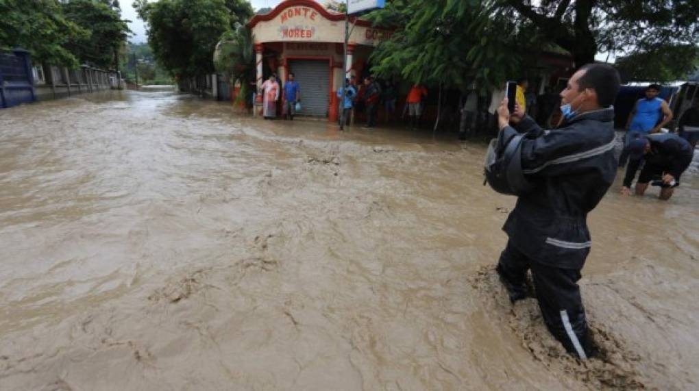 Casi a la mitad del cuerpo les llega el agua a los pobladores de La Lima.