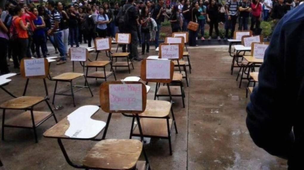 Los alumnos de la Unah colocaron 75 sillas en representación de sus campañeros que tienen procesos judiciales. Pide el retiro de demandas judiciales contra activistas del movimiento.