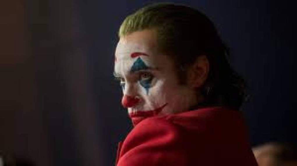 Todo un fenómeno en la taquilla y en la época de festivales fue 'Joker', una versión muy real y terrorífica del famoso enemigo de Batman con Joaquin Phoenix interpretando a Arthur Fleck, un payaso abandonado por el sistema y con serios problemas mentales que el descontento social alza hasta la categoría de líder.<br/><br/>Un retrato profundo y descarnado que contiene secuencias llenas de subtexto, con una parte final intensísima en la que el pueblo de Gotham se levanta contra el poder establecido, instigando una violenta revuelta en la que las caretas con el rostro de Arthur Fleck guían las acciones de los miles de manifestantes.<br/>