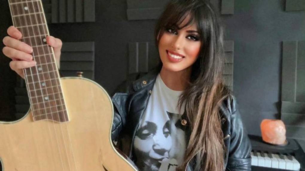 La cantante Sara Dénez ha sido vinculada en España de ser la nueva amiga de Iker Casillas luego de que el portero anunció el fin de su relación con Sara Carbonero.