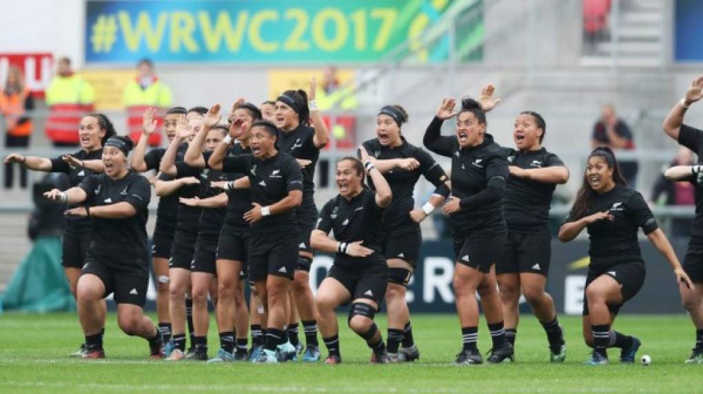 RUGBY. Amenaza oceánica. El equipo de New Zelanda realiza el famosa haka antes de la patada de salida durante la semifinal del Mundial Femenino frente al equipo de los Estados Unidos en el Kingspan Stadium, en Belfast, Irlanda del Norte.