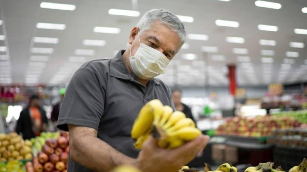 'Nuestra alimentación respecto al covid es segura', defendió Michael Ryan, director de situaciones de emergencia sanitaria de la OMS, quien recordó que 'no hay ninguna prueba de que los alimentos o las cadenas alimentarias participen en la transmisión del virus'.