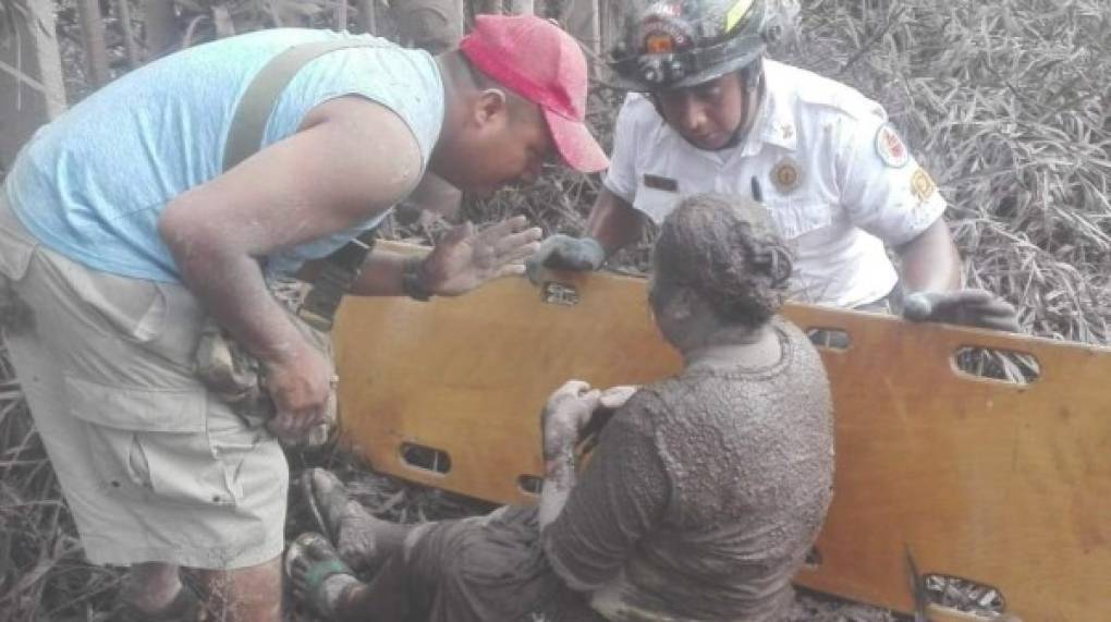 Imágenes de la prensa local y la policía mostraban a pobladores cubiertos por la ceniza volcánica saliendo de sus comunidades, mientras que los cuerpos de socorrro intentaban llevarlos a lugares seguros. Foto: Twitter @RBCNoticiasGT.