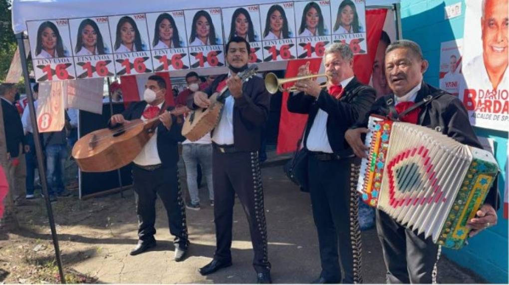 Con mariachis fue recibido el precandidato presidencial por el Partido Liberal, Yani Rosenthal, quien ejerció el sufragio en la escuela Dionisio de Herrera de San Pedro Sula.