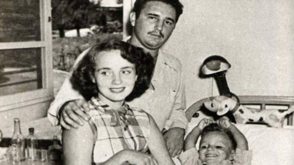 Tuvieron un hijo: Fidel Junior o Fidelito, como lo conocen en Cuba, quien estudió Física en la Unión Soviética y fue director del programa nuclear cubano, hasta que Fidel lo despidió por 'incompetente'.