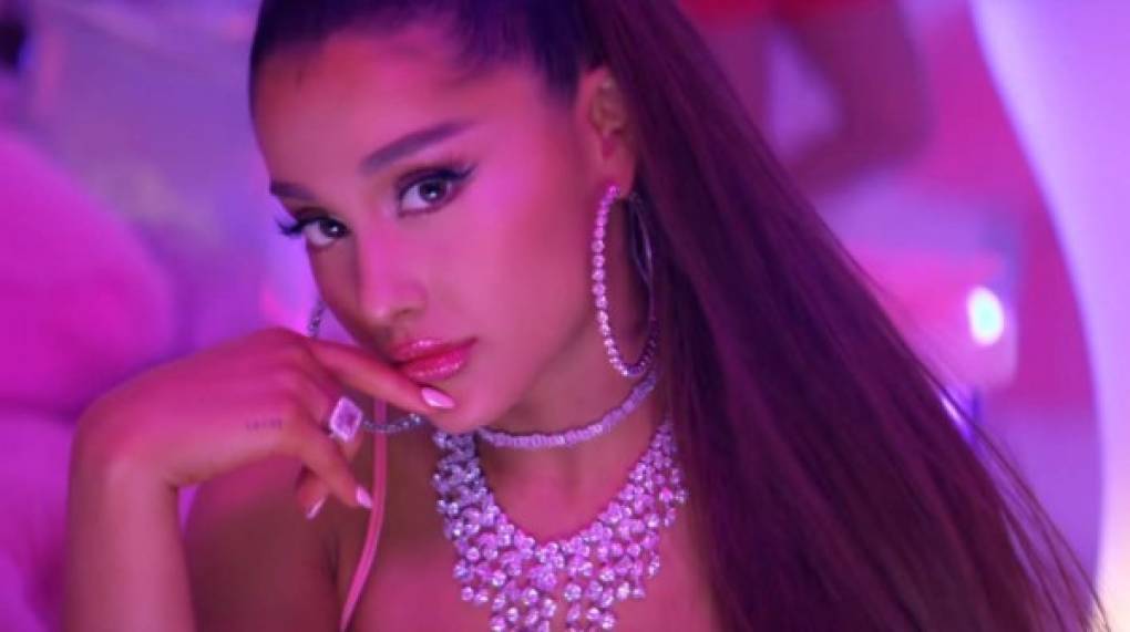 Este viernes 18 de enero Ariana Grande lanzó su sencillo '7 Rings' despertando el interés del público latino que rápidamente le encontró un gran parecido a la estrella mexicana Ninel Conde.