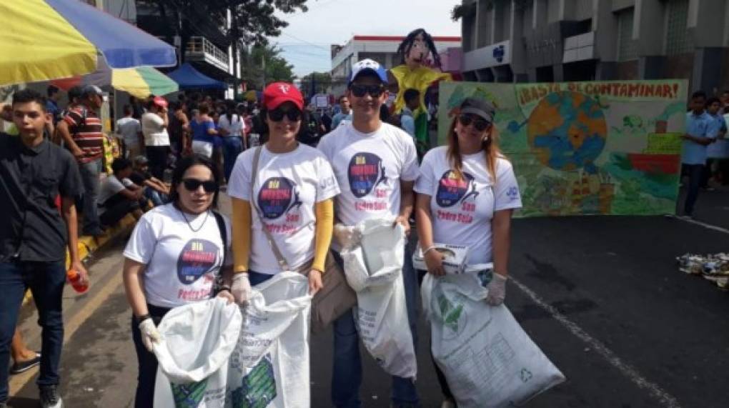 Los jóvenes de la Cámara Junior Internacional de San Pedro Sula aprovecharon para hacer conciencia sobre la necesidad de aprender a depositar la basura en su lugar con la campaña 'El día mundial de la limpieza.<br/>