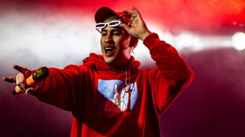 En las fotos que se han filtrado, vemos a Bad Bunny con un look completamente diferente al que estamos acostumbrados a verlo.