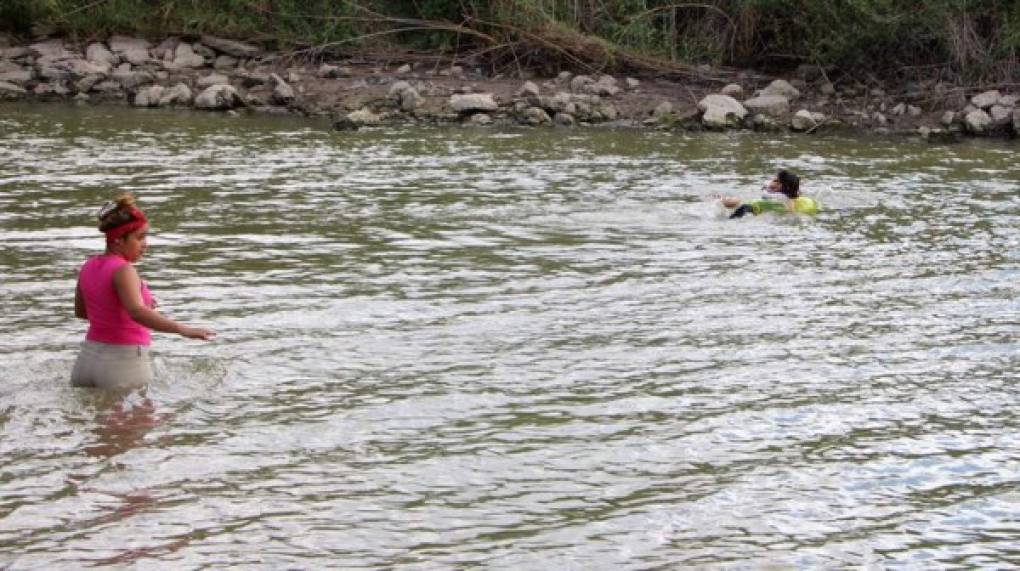 Auxiliados de flotadores, los migrantes desafiaron el torrente que hace un mes se cobró la vida de un migrante salvadoreño y de su pequeña hija de casi dos años de edad.