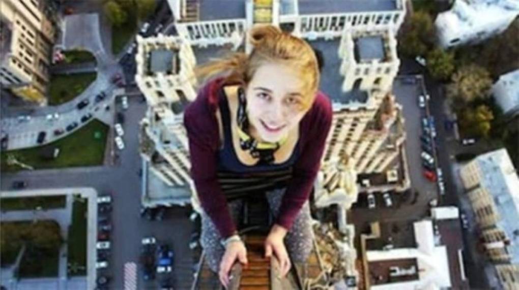 Xenia Ignatyeva, una joven rusa de 17 años, subió a un puente para tomarse un selfie. Perdió el equilibrio y se agarró a un cable para sostenerse, pero acabó electrocutándola.