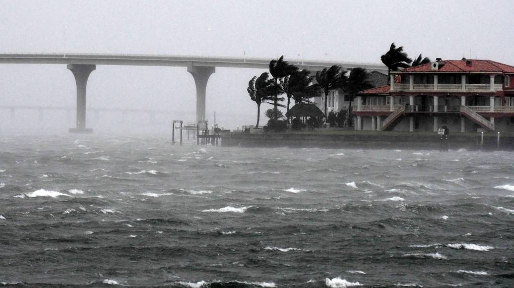 “Este va a ser uno de esos históricos huracanes”, el “impacto va a ser enorme”, alertó el gobernador en rueda de prensa previa a la llegada del centro del huracán a Florida, y en la que recordó otros ciclones que en los últimos años han alcanzado este sureño estado y dejado muertes a su paso.