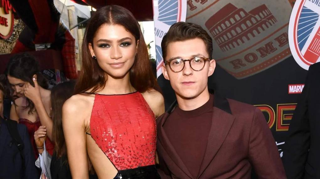 La buena química que derrochan en pantalla Tom Holland y Zendaya ha dado pie a un sinfín de rumores acerca de su supuesto romance en la vida real desde que aparecieron juntos en la primera película de ‘Spider-man’ que protagonizó el actor británico, pero no fue hasta el pasado mes de junio cuando quedó claro que eran algo más que amigos después de que unos paparazzi les fotografiaran besándose en el interior de un coche en Los Ángeles.