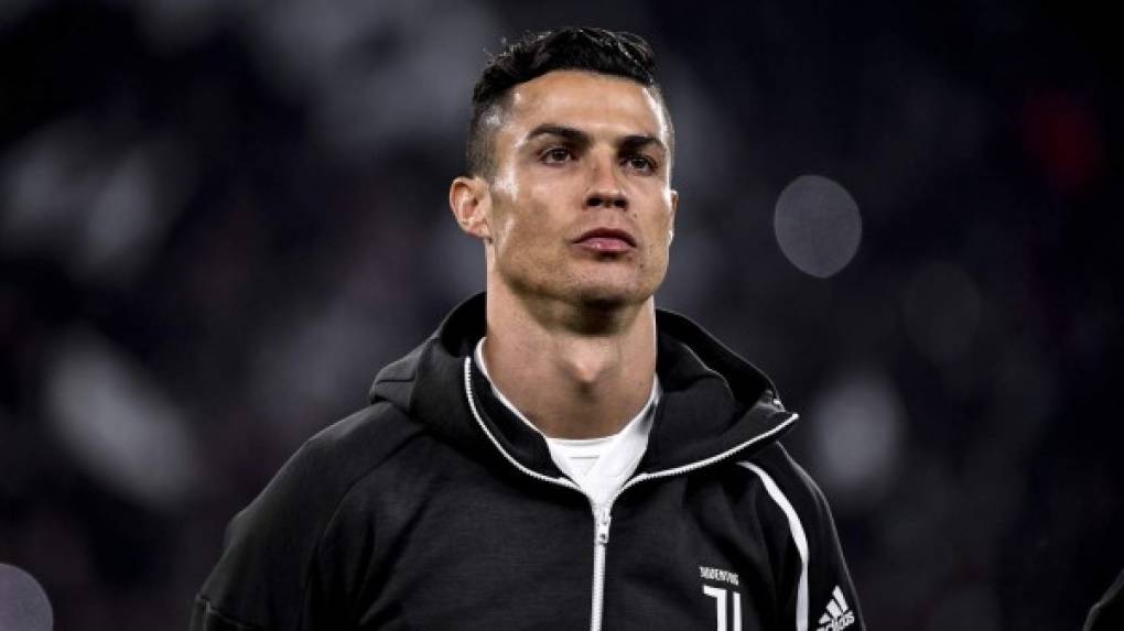 Cristiano Ronaldo ha puesto una clara condición para seguir en la Juventus. La prensa italiana informa que el portugués aceptaría continuar, pero con ciertas exigencias. CR7 le pide a la dirigencia que lleguen refuerzos de mucha calidad que les permita ir por la tan ansiada Champions el próximo año.