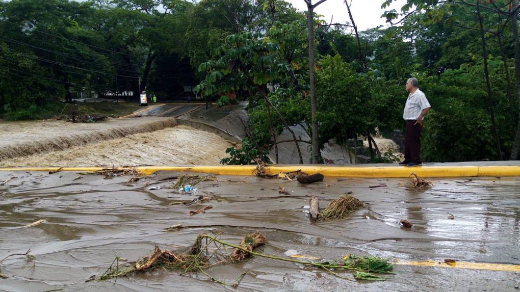 Derrumbes, caída de puentes e inundaciones: carreteras obstruidas por lluvias en Honduras