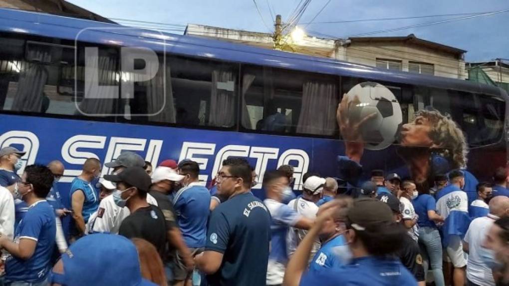 La llegada de la selección salvadoreña al estadio Cuscatlán.