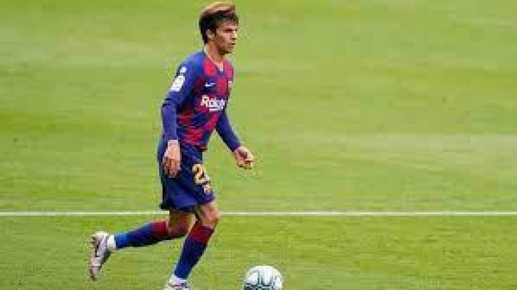 Riqui Puig: Joven centrocampista español que saldría del Barcelona por orden de Xavi.