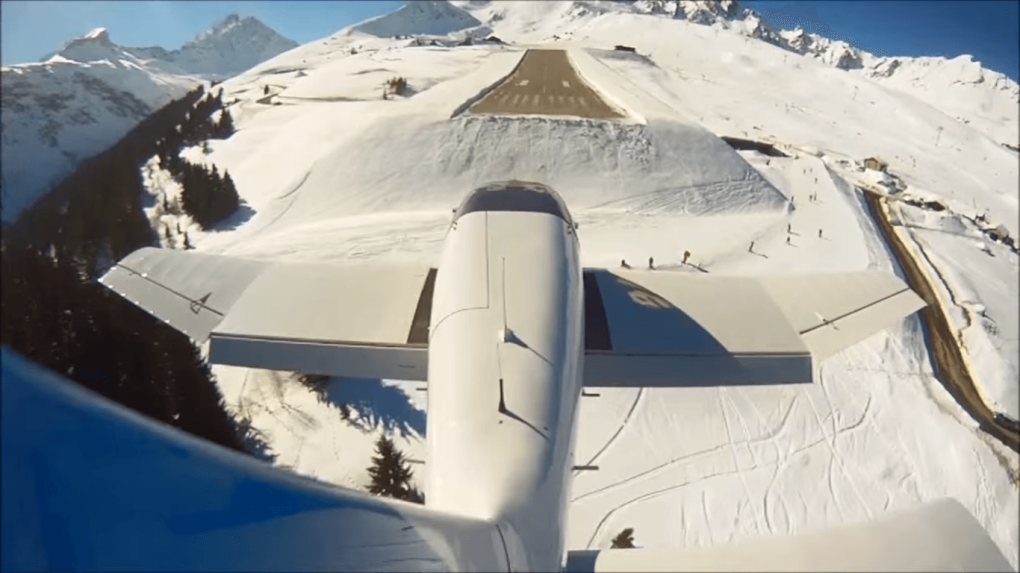 El aeropuerto de Courchevel (CVF), Francia conocido por tener una de las pistas más cortas del mundo con solo 537 metros, es usado por las personas que llegan a esquiar en los Alpes y por lo tanto se encuentra en medio de las montañas. Para aterrizar, los pilotos también necesitan hacer maniobras en ángulos agudos para que el avión disminuya la velocidad.