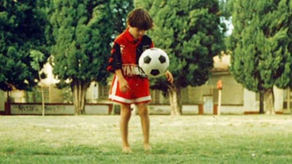 Cuando tenía 9 años, Messi y su amigo Bruno Milanesio se fueron a un semáforo a dominar el balón y la gente les dio dinero con lo que luego compraron frescos.
