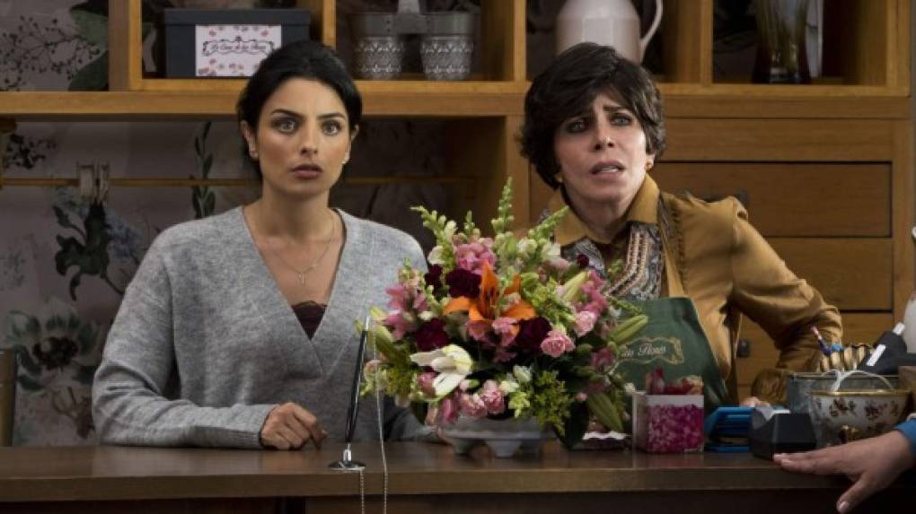 Aislinn Derbez y Verónica Castro en una escena de la primera temporada de 'La casa de las flores'.