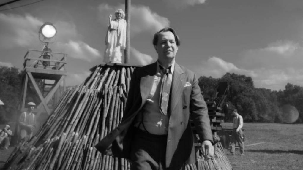 'MANK', FINCHER A LA CAZA DE 'CITIZEN KANE'<br/>Pocos proyectos en el Hollywood reciente tenían un aura de Óscar más claro que 'Mank', un ambicioso proyecto de David Fincher sobre el guionista de 'Citizen Kane' (1941) Herman J. Mankiewicz y su relación con Orson Welles.