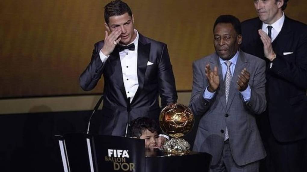 2014<br/>Perseverancia. La estrella de Real Madrid recibió su primer Balón de Oro como madridista, el segundo en su carrera. Al recibir el galardón de manos de la leyenda brasileña Pelé, Cristiano Ronaldo no pudo evitar el llanto.