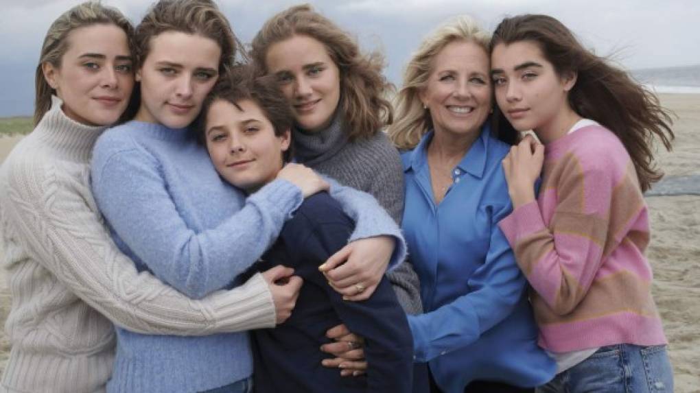 Biden y Jill tienen seis nietos, Finnegan, Maisy y Naomi, hijas de Hunter junto al recién nacido, y Natalie y Robert, hijos del fallecido Beau.