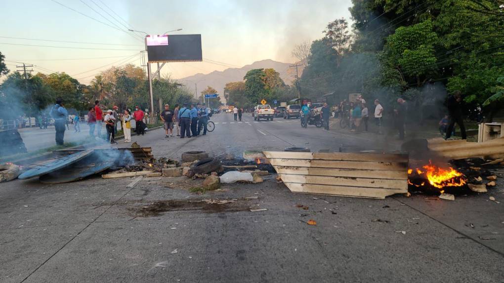 Los ciudadanos colocaron escombros en el eje carretero que conecta San Pedro Sula con Choloma y viceversa. 