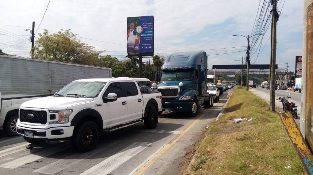 El accidente provocó largas filas de vehículos en el bulevar del norte de San Pedro Sula.