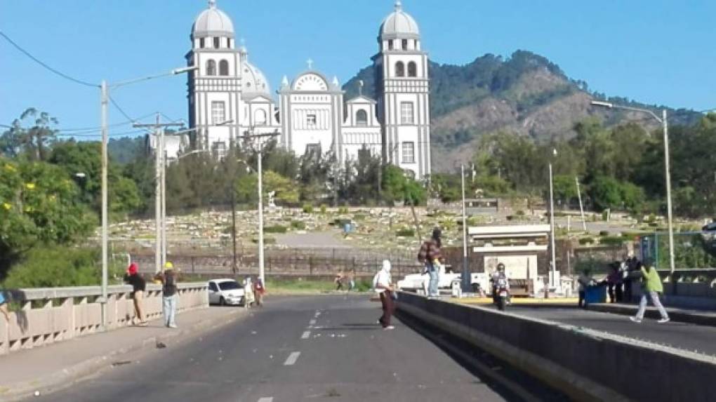 La protesta tuvo como fondo la Basílica Menor de Suyapa.