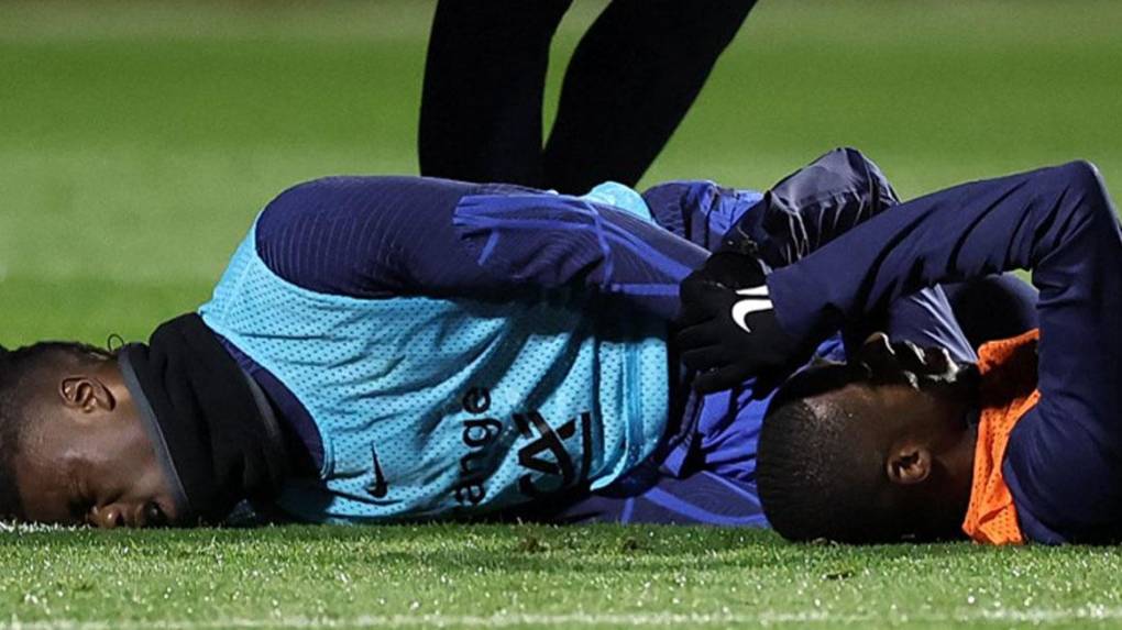 <b>Camavinga</b>, de 21 años, sufrió un golpe en su rodilla contra su compañero Ousmane Dembele. 