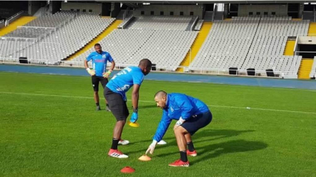 Luis 'Buba' López entrenando mientras su compañero en la portería Edrick Menjívar lo observa.