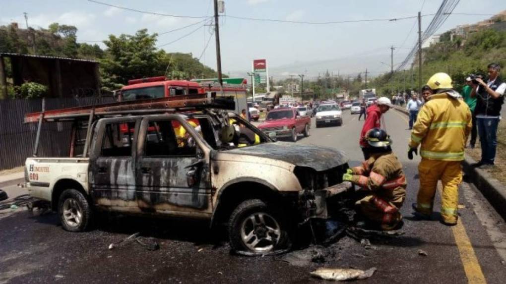 Un pick up de Hondutel fue incendiado supuestamente por delincuente en el bulevar Suyapa.