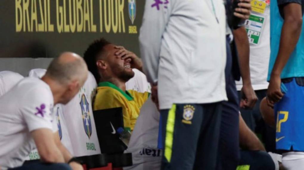 Neymar no pudo contener las lágrimas debido al fuerte dolor y al momento en el que le ocurrió esta terrible lesión.