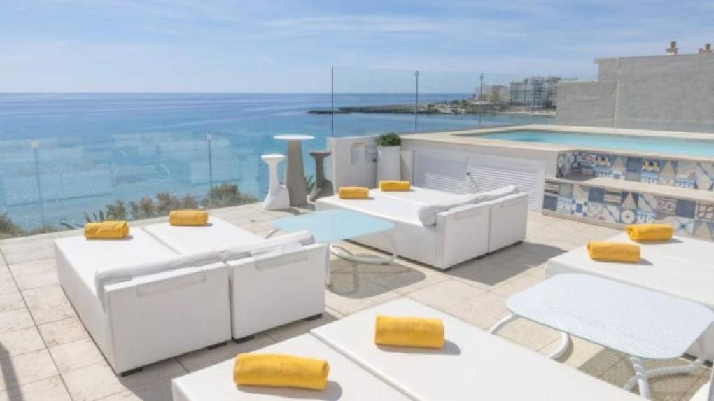 El hotel, cuyo concepto “adults only” promete disfrutar de la mayor privacidad y relax, dispone también de una espectacular terraza panorámica situada en la última planta del hotel.