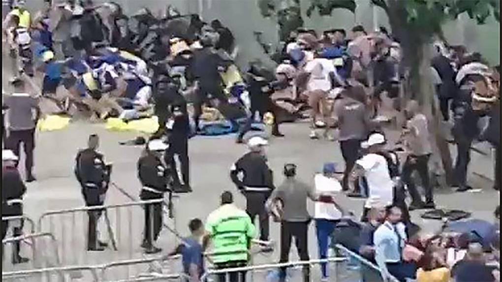 La Policía de Río de Janeiro la tomó contra los aficionados de Boca Juniors lanzando golpes y también gases lacrimógenos.