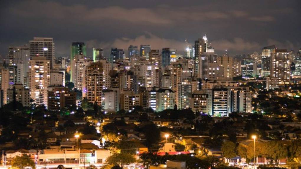 2. La ciudad de Sao Paulo, Brasil, se ubica en la posición número 78 de la lista de las ciudades más caras, que a nivel mundial es liderada por Singapur.