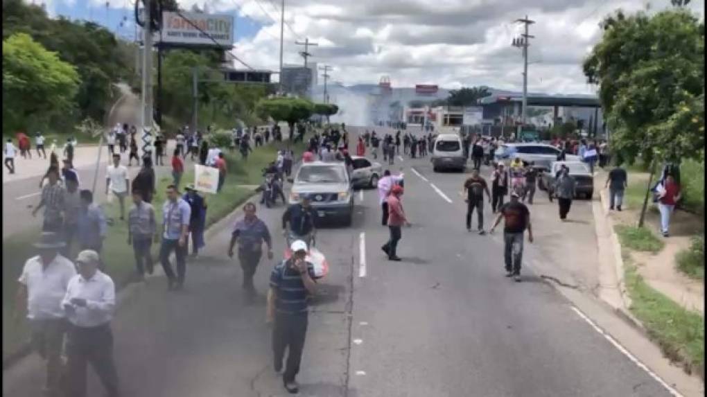 Los manifestantes, algunos encapuchados, quebraron los vidrios de la farmacia y supuestamente lanzaron gasolina.