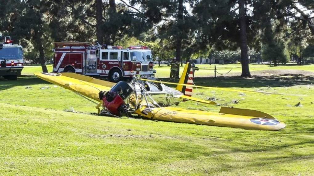 La avioneta en la que viajaba Harrison Ford se estrelló en un campo de golf.