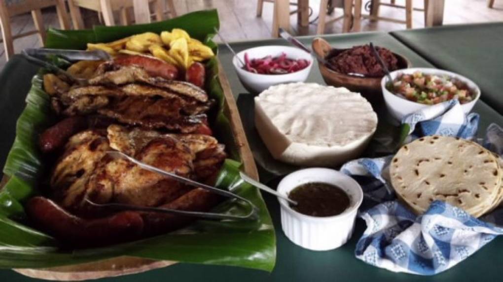 Si ama la comida hondureña, en los diferentes hoteles disfrutará de deliciosos platillos en los que no faltará la cuajada, los tradicionales frijoles y tortillas del campo.