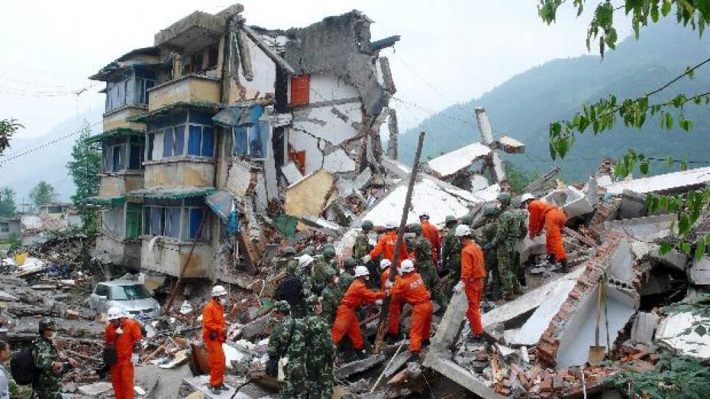 <b>2008: 87,000 muertos en Sichuan (China)</b>El 12 de mayo de 2008, un terremoto de magnitud 7,9 causó más de 87.000 muertos y 4,45 millones de heridos y devastó amplias zonas de la provincia de Sichuan (suroeste de China). Entre las víctimas había miles de alumnos que murieron en el derrumbe de escuelas de construcción precaria. 