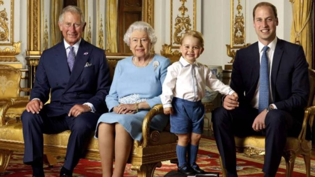 - ¿Podría cambiar esto la reina?<br/><br/>Sí, la monarca ya lo hizo antes del nacimiento del primogénito de los duques de Cambridge, a quien otorgo el rango de príncipe, aunque este nuevo bebé está mucho más lejos en la línea de sucesión.<br/><br/>De acuerdo con las normas del rey Jorge V, el hijo de los duques de Sussex se convertirá eventualmente en príncipe cuando el príncipe Carlos se convierta en rey por ser los descendientes del hijo del monarca.<br/><br/>Por eso, aún ocupando la séptima posición al trono, la reina podría concedérselo antes para no tener que cambiarlo cuando se produzca ese relevo real, a no ser que el príncipe Harry y su esposa prefieran que el menor mantenga un perfil nobiliario más bajo.