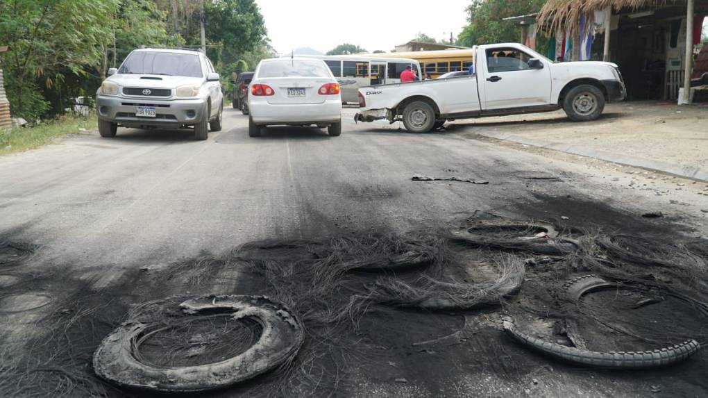 En imágenes obtenidas por Diario LA PRENSA se observa llantas quemadas en uno de los accesos viales de El Ocotillo. 