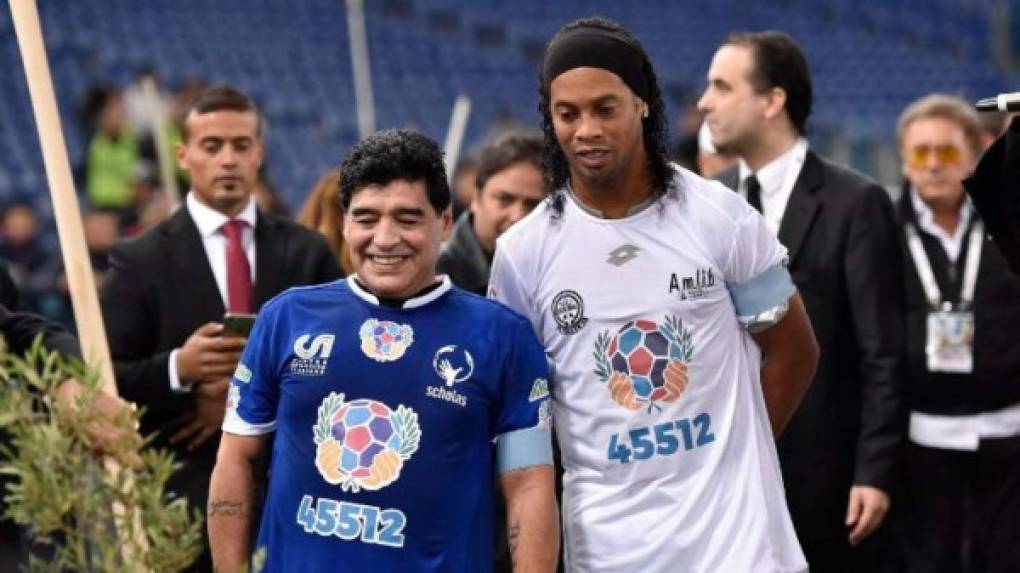 Diego Armando Maradona, es uno de los grandes ídolos del brasileño Ronaldinho.