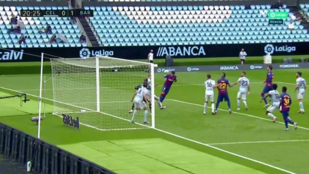 Luis Suárez marcó de cabeza tras la asistencia de tiro libre que recibió por parte de Messi.