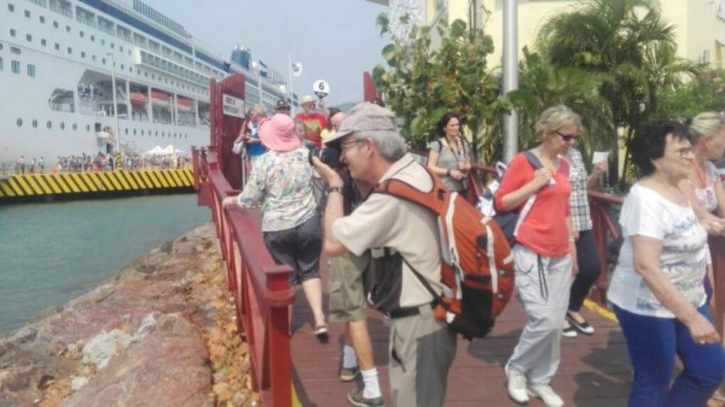 Miembros de Copeco y su unidad nédica de emergencia se trasladaron de inmediato al lugar del incidente para brindar asistencia a turistas.