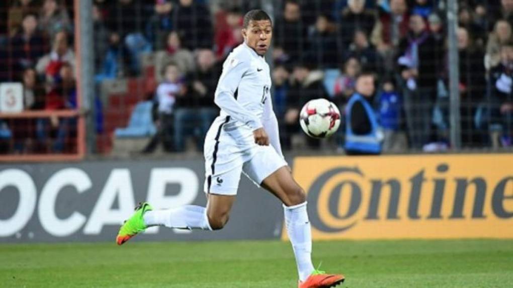 Mbappé: 'En estos momentos 'estoy en Mónaco. Más adelante, vamos a ver qué pasa', ha dicho el delantero sensación en Francia y el mundo en referencia a las ofertas de diversos clubes.