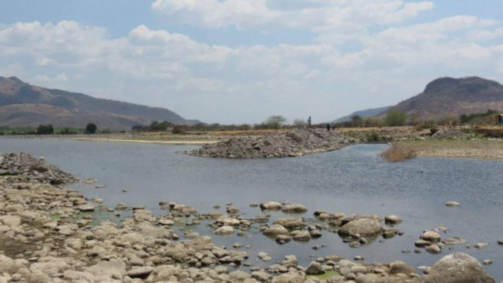Las impactantes imágenes del río Choluteca, a punto de secarse
