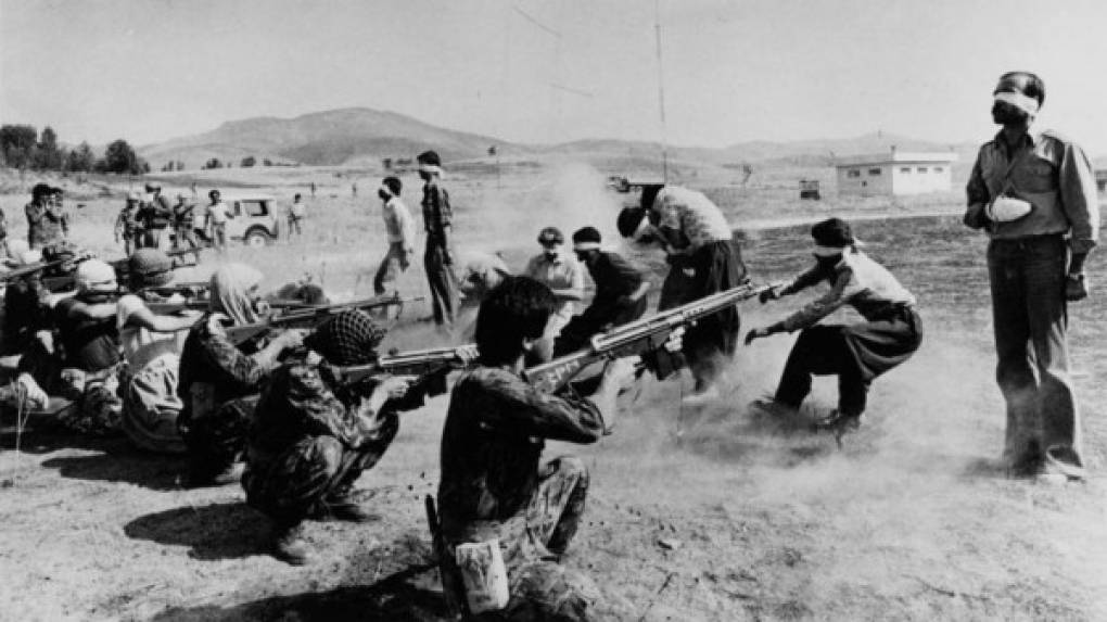 'Escuadrón de fusilamiento en Irán'. Esta imagen resultó ganadora del Premio Pulitzer en 1980. La foto muestra a un grupo de once kurdos que fueron juzgados en treinta minutos y sentenciados a muerte.