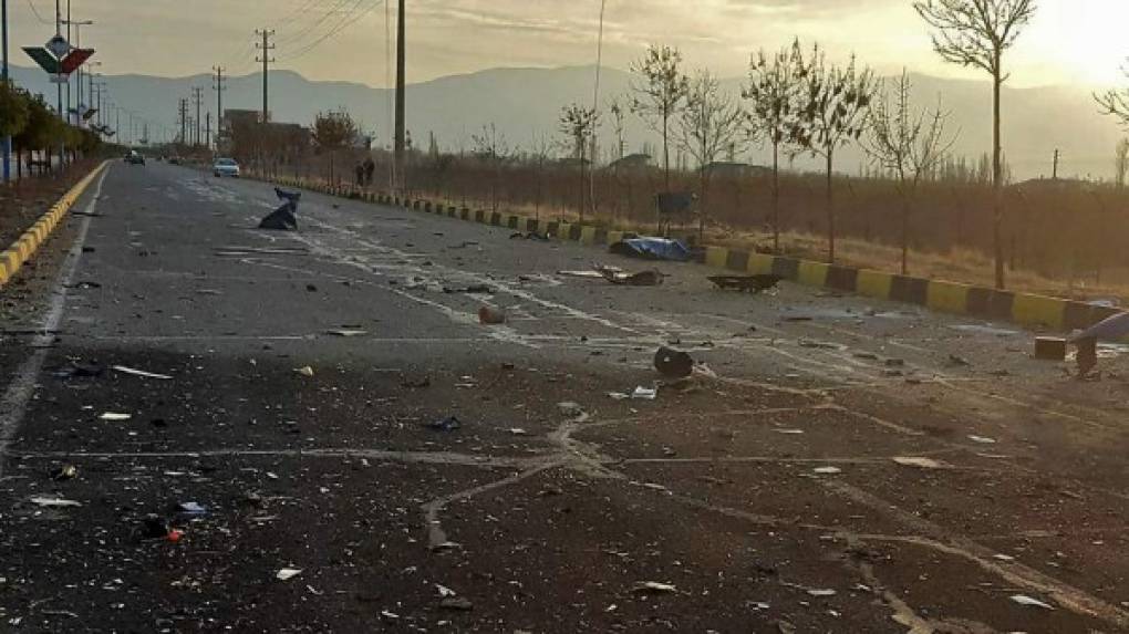 El científico iraní fue alcanzando por tres proyectiles disparados desde una ametralladora automática colocada en una camioneta sin conductor segundos antes de que el vehículo se autodestruyera, según ha publicado la agencia iraní de noticias FARS, citando fuentes de La Guardia Revolucionaria de Irán.